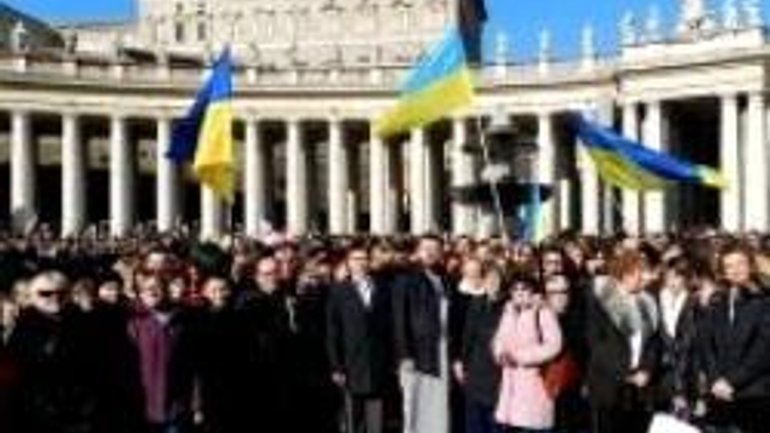 Папа Бенедикт XVI привітав мігрантів, що зібралися на площі Святого Петра - фото 1