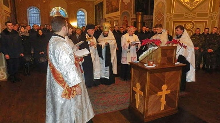 Представники п’яти конфесій спільно молилися за українських військовиків - фото 1