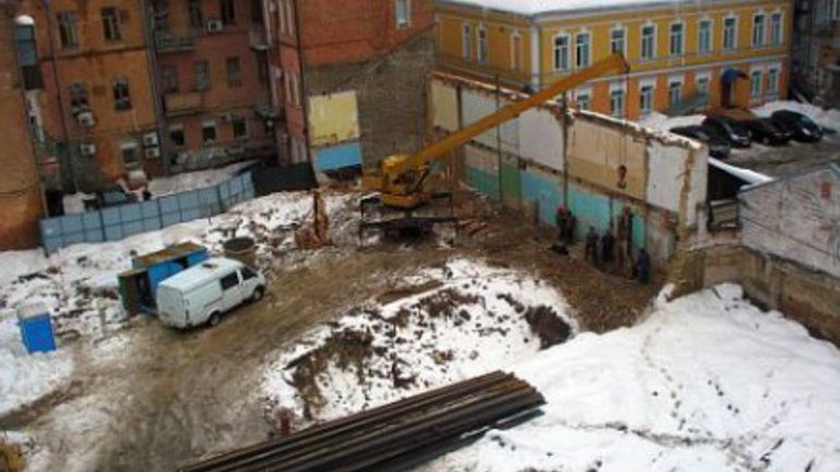 Fence of Construction Site Near Tithe Church Dismantled By Public - фото 1