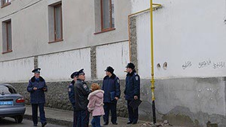 Неизвестные вандалы нарисовали свастику на здании муфтията Крыма - фото 1