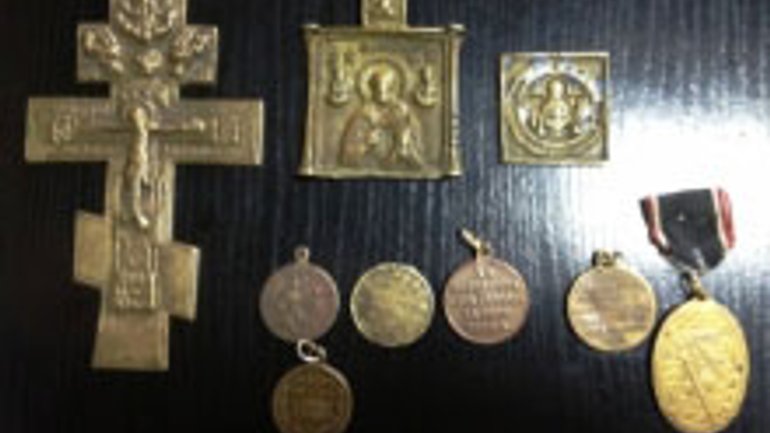 На Буковині засудили чоловіка за контрабанду старообрядницької ікони та хреста - фото 1