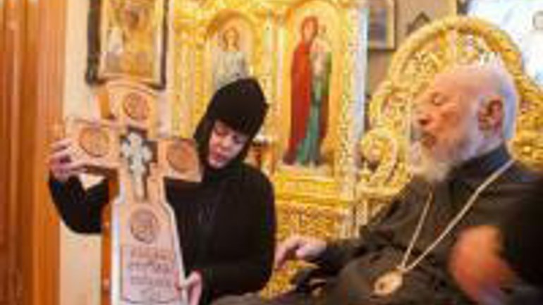 УПЦ (МП) передали старовинний хрест з нагоди 1025-ї річниці Хрещення Київської Русі - фото 1