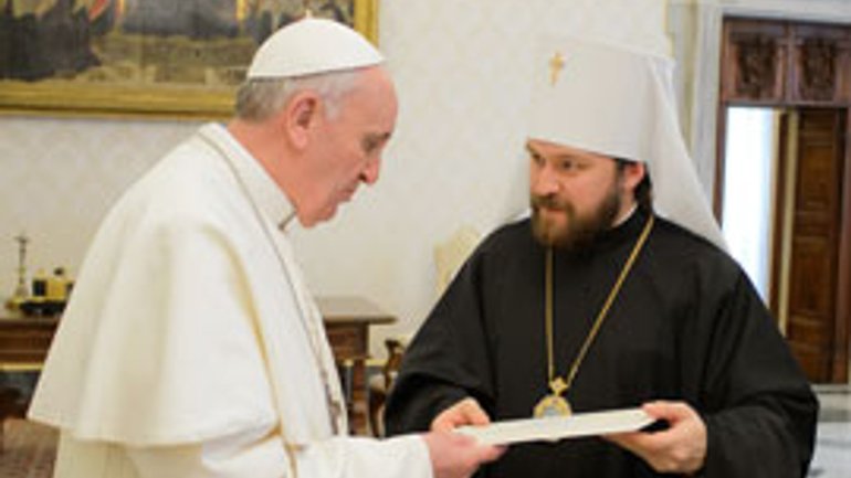 Митрополит РПЦ подарил Папе икону и книгу Патриарха Кирилла - фото 1