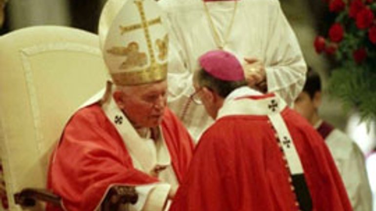 Сміливість Івана Павла ІІ трощила диктатури, - Папа Франциск про свого знаменитого попередника - фото 1