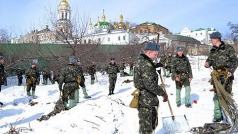 За спасение Киево-Печерской Лавры от снега военные получили ордена УПЦ (МП) - фото 1