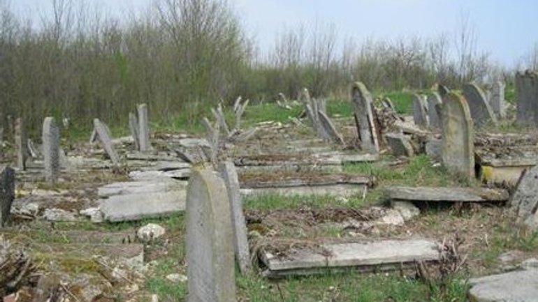 Подростки-вандалы разбили 66 надгробий на еврейском кладбище - фото 1
