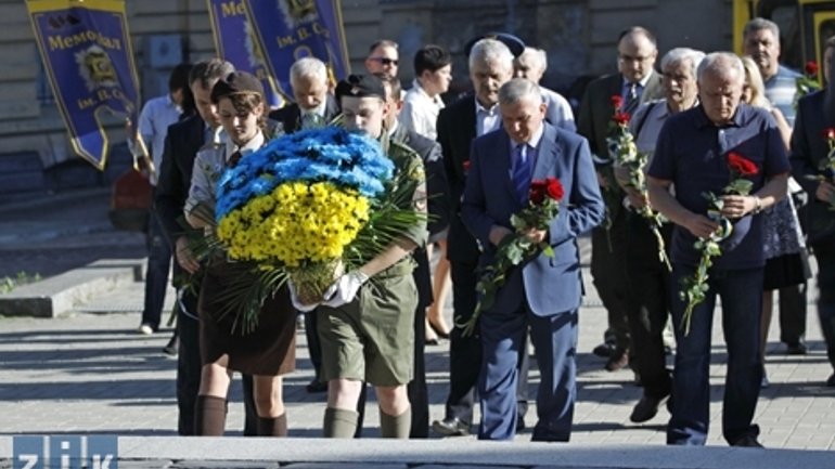 Квітами і молитвою у Львові вшанували жертв Другої світової війни - фото 1