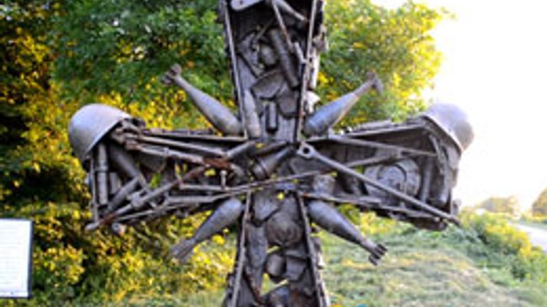 На Львівщині вандали пошкодили пам’ятний хрест - фото 1