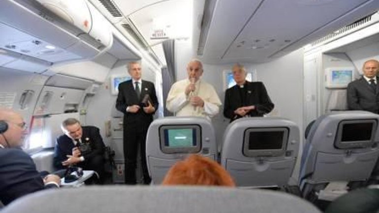 Прес-конференція Папи Франциска на борту літака під час повернення з Бразилії до Ватикану - фото 1