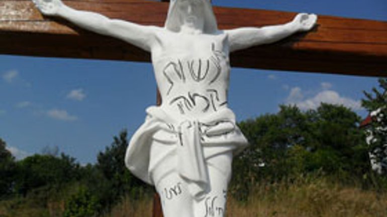 Expressions in Hebrew Painted on Crucifix in Uman - фото 1