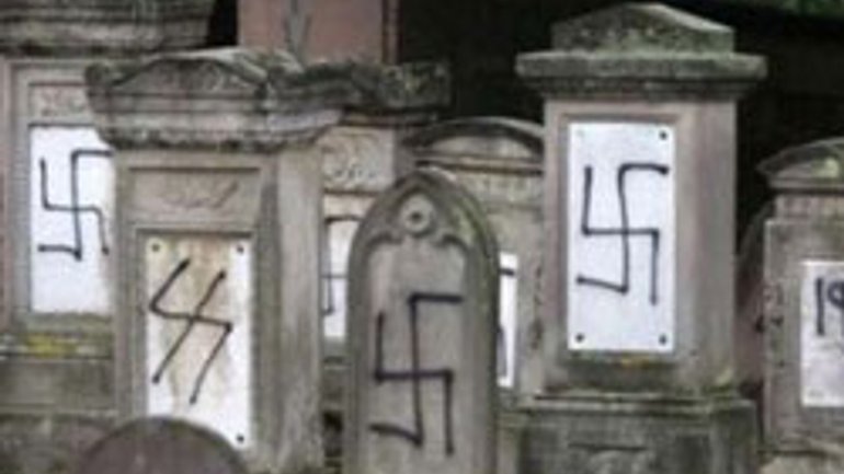 У Прилуках вандали розмалювали свастикою єврейські могили - фото 1