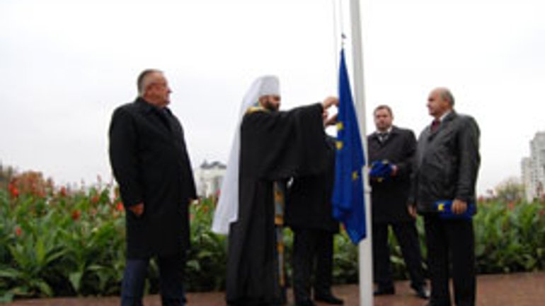 Митрополит УПЦ КП освятив прапор ЄС, який згодом закріпили біля приміщення Волинської ОДА - фото 1