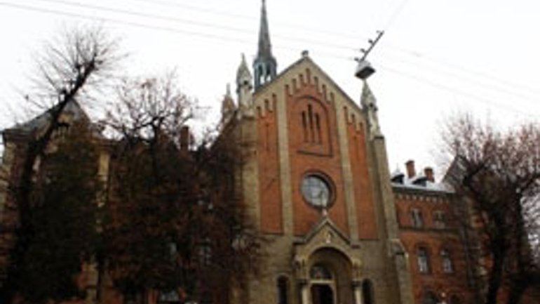 У Львові не можуть знайти фірму, яка б замінила дах на храмі ХІХ століття - фото 1
