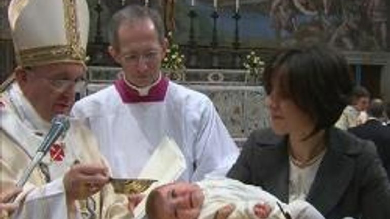 Папа Франциск у свято Хрещення охрестив 32 немовлят - фото 1