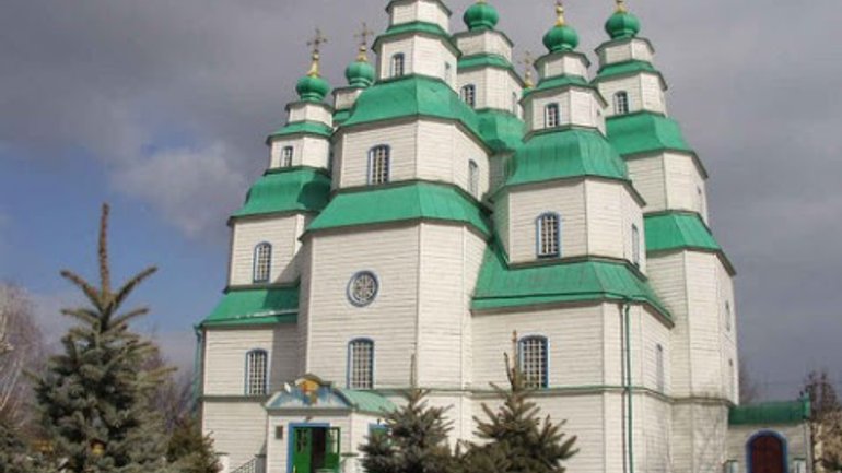 В Новомосковске Днепропетровской области горит деревянный казацкий собор - фото 1