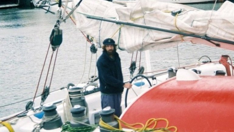 Священник РПЦ на весельной лодке уже 52 сутки пересекает Тихий океан - фото 1