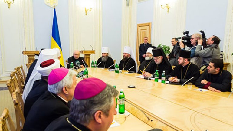 Голова ВР О.Турчинов духовенству: Мудрість Слова Божого допоможе нам відродити Україну - фото 1