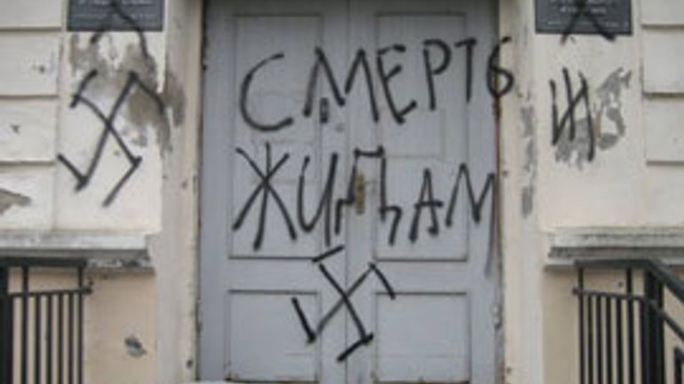 Неизвестные изрисовали свастикой синагогу в Крыму - фото 1