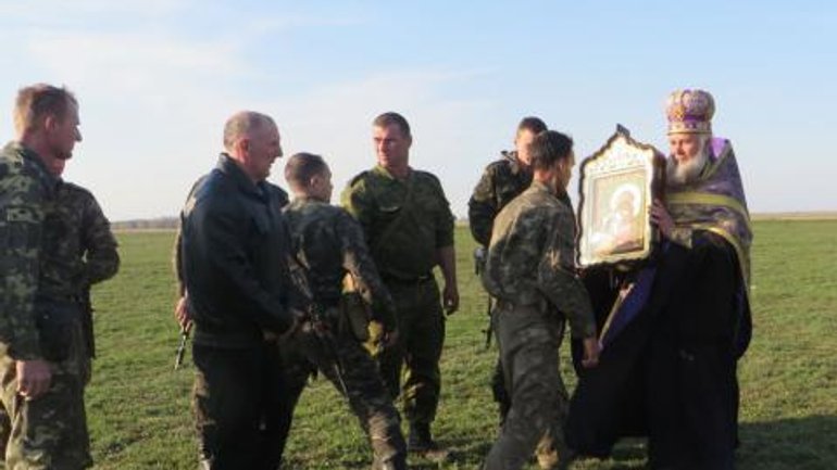 Священники УПЦ (МП)  окормляют военнослужащих на блокпостах Херсонской области с Крымом - фото 1