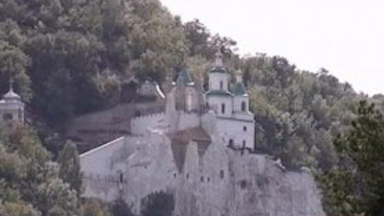 Архиепископ Арсений опроверг информацию о закрытии Святогорской Лавры - фото 1
