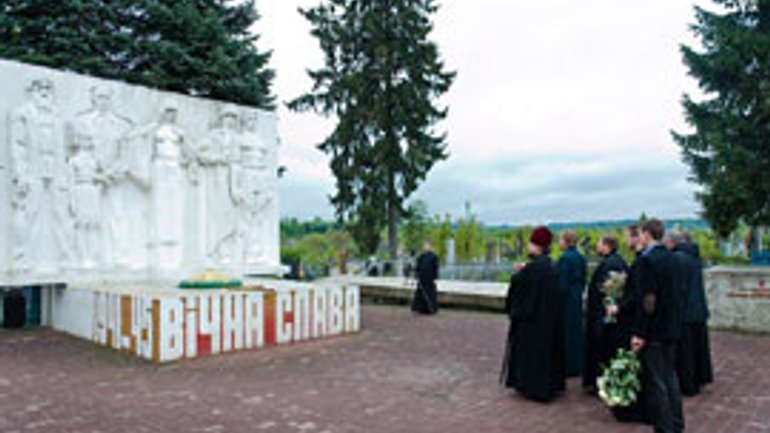 Митрополит Лвівський УПЦ КП відвідав братську могилу, де похований його дід - фото 1