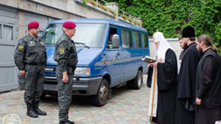 Патріарх Філарет подарував Нацгвардії мікроавтобус і благословив бійців на відправку на Донбас - фото 1