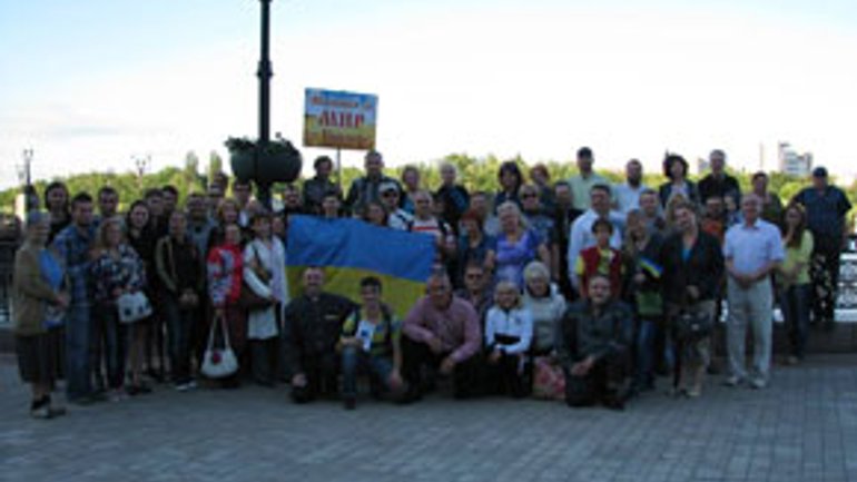В центре Донецка люди собрались на 100-ую юбилейную молитву за мир и единство в Украине - фото 1