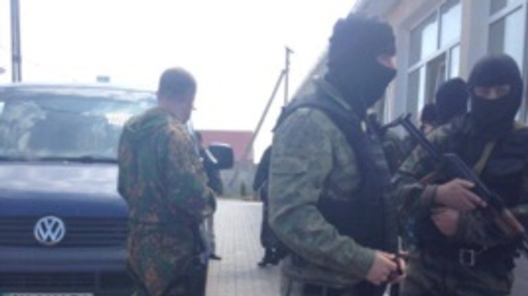 Люди в масках після обшуків забрали замдиректора кримського медресе - фото 1