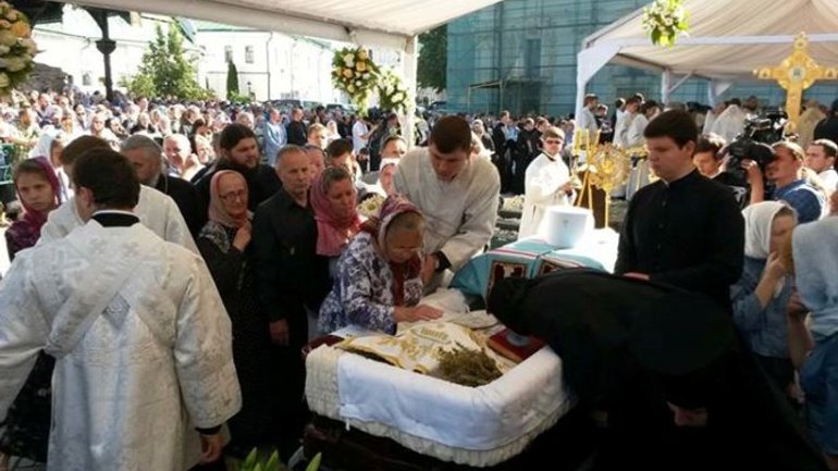 На похорон Митрополита Володимира прийшли сотні людей - фото 1