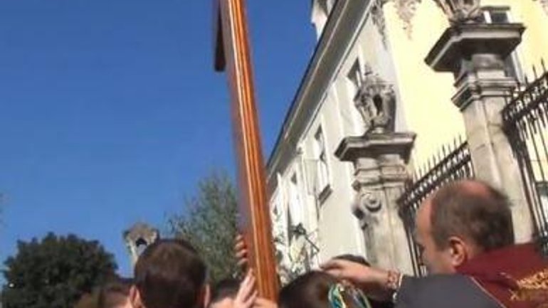Вулицями Львова пронесли хреста та ікону, подаровані Іваном Павлом ІІ - фото 1