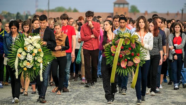 Українська та російська молодь в Освенцімі здійснила акт символічного примирення - фото 1