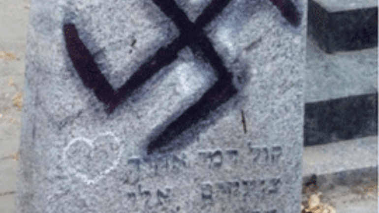 Вандали намалювали свастику на єврейському пам'ятнику в Бабиному Яру - фото 1