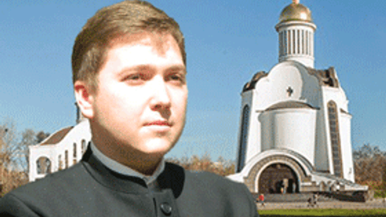 Кандидат-можоритарник від Компартії рекламує себе на тлі православного храму у священичому підряснику - фото 1