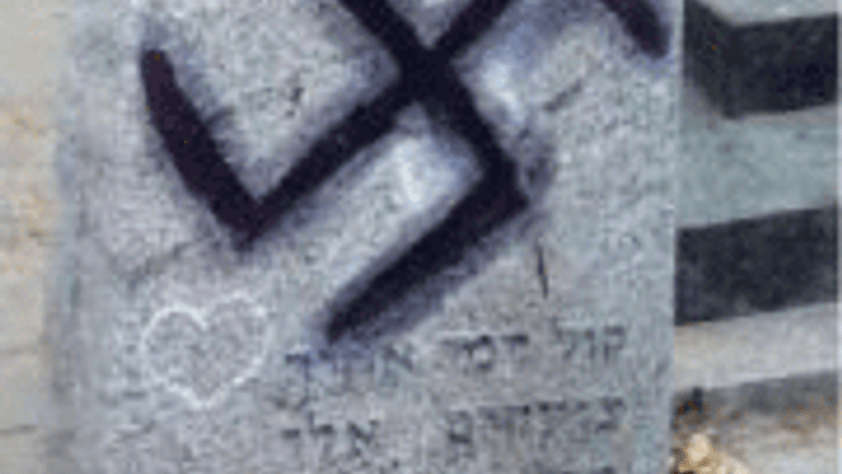 В Бабьем Яре памятник расстрелянным евреям "Менора" снова осквернили свастикой - фото 1