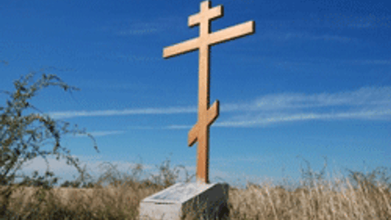 Vandals knocked down a memorial cross in Mykolayiv - фото 1