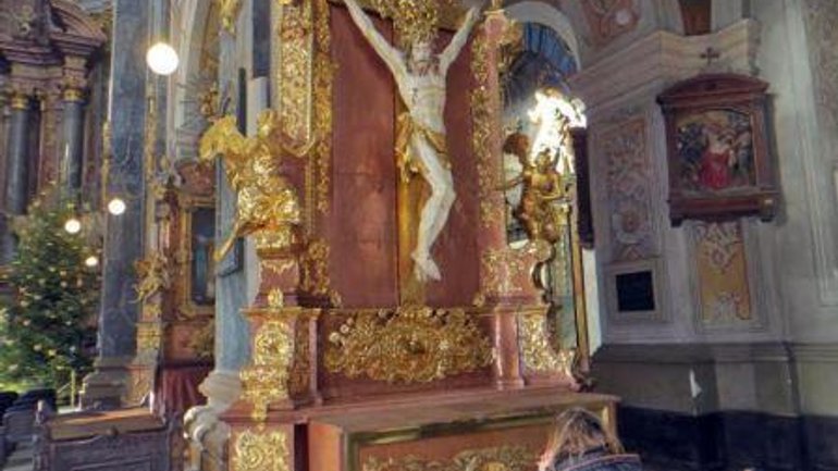 Відреставроване 400-річне Розп’яття Ісуса Христа повернулося до гарнізонного храму у Львові - фото 1