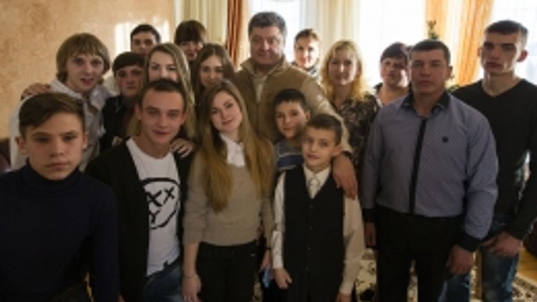 П.Порошенко посетил детей из Донецкой области, которые празднуют Рождество в Ивано-Франковской области - фото 1