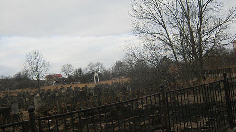 In Kalush (western Ukraine) a fire broke out at the old Jewish cemetery - фото 1