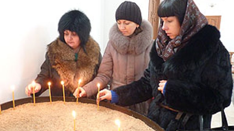 Вірмени України поминають трагічно загиблу родину у місті Гюмрі - фото 1