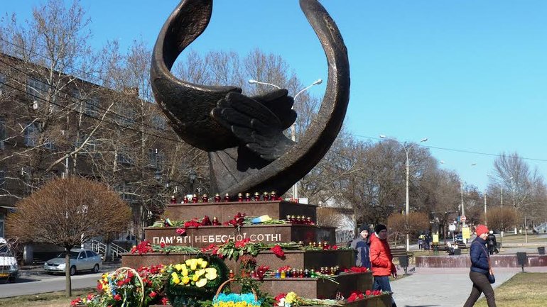 Перший в Україні пам'ятник Героям Небесної Сотні освятили у Миколаєві - фото 1