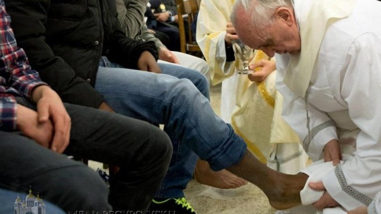 У Великий четвер Папа Франциск омиватиме ноги в’язням - фото 1