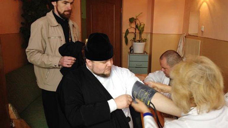 Священнослужителі УПЦ КП здали кров для бійців АТО - фото 1