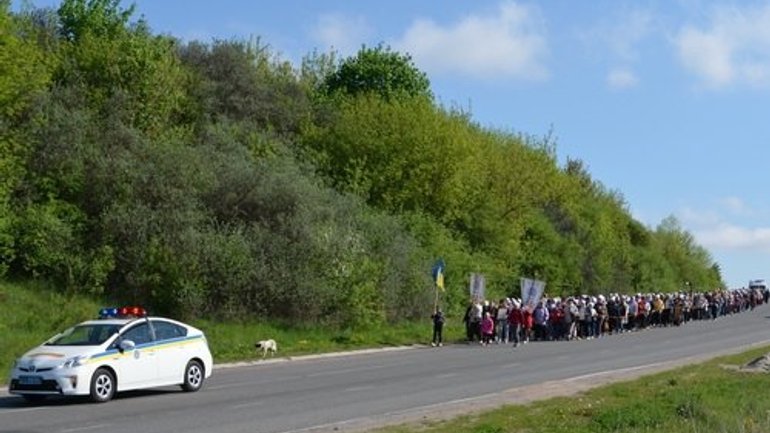 Близько тисячі матерів у Зарваниці молилися за мир для України - фото 1