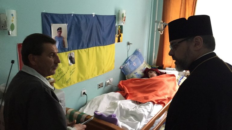 Єпископ УПЦ США відвідав госпіталь і передав допомогу пораненим українським солдатам - фото 1