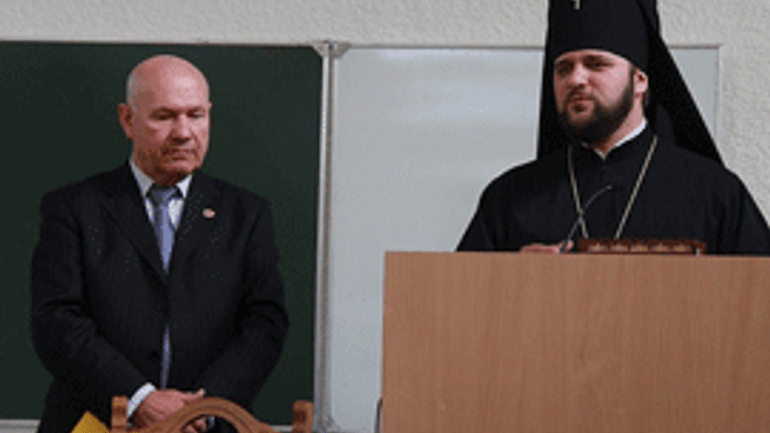Патріарх Філарет нагородив орденом ректора "Острозької академії" - фото 1