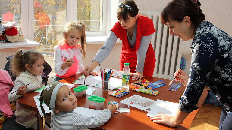 Понад 1500 дітей вимушених переселенців отримають соціально-психологічну допомогу у 6 містах України - фото 1