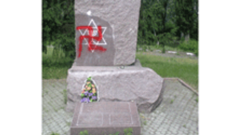 В Никополе осквернили мемориал жертвам Холокоста - фото 1