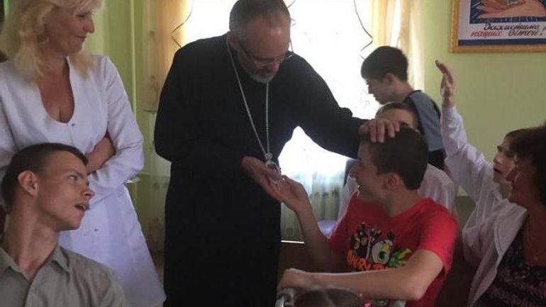 Єпископ УПЦ в США привіз українським солдатам і біженцям матеріальну допомогу - фото 1