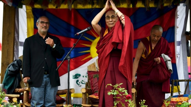 Далай-лама выступил со сцены британского музыкального фестиваля - фото 1