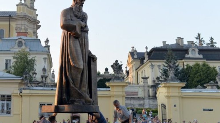 Во Львове уже установили памятник Митрополиту Андрею Шептицкому - фото 1